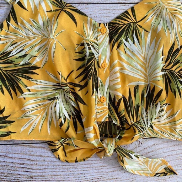 Timing Tie Front Tropical Crop Top (Sz M) - Picture 6 of 8